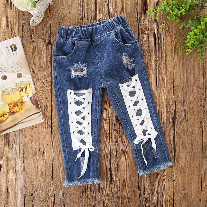Jeans Bambina con Lacci Bianchi e Dettagli Strappati