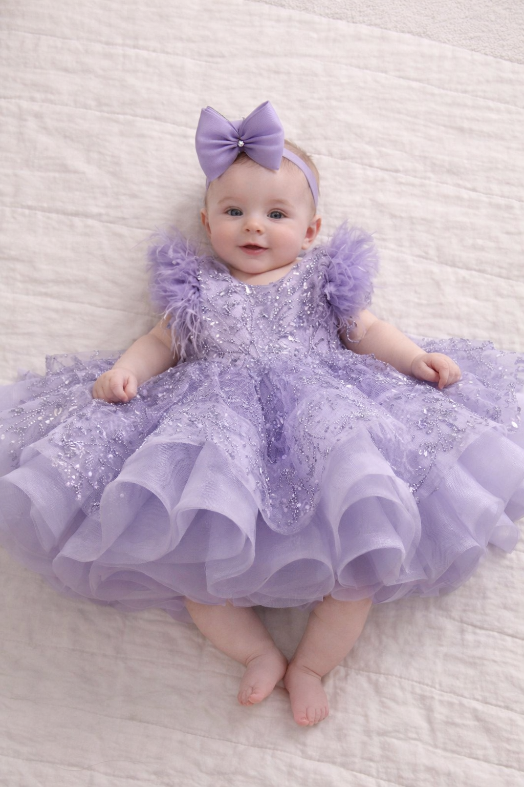 Vestito elegante bambina con piume e ricami glitter – Rosa o Lilla