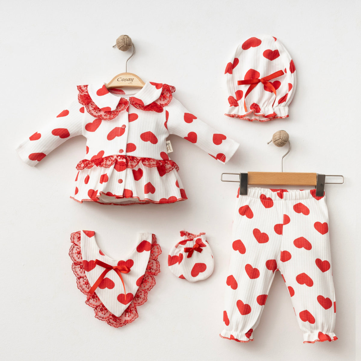 Set Neonata/bimba 5 Pezzi Cuori Rossi – Eleganza e Dolcezza (0-3 mesi)