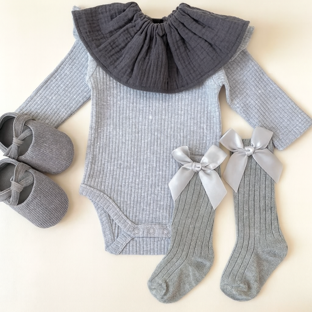 Body in maglia rosa + calzini con fiocco e bavetta coordinata