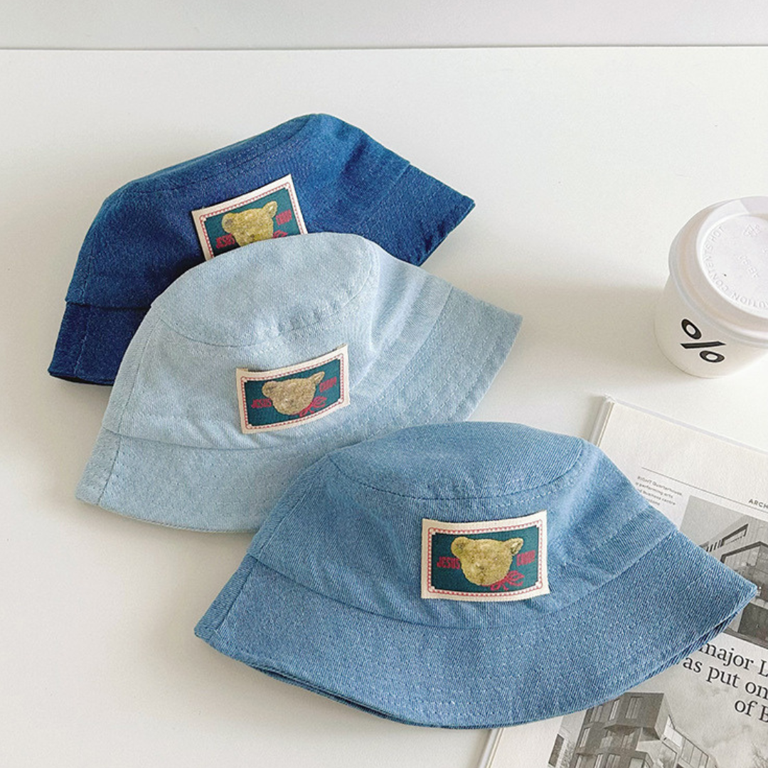 Bucket Hat Bambino in Denim Azzurro   Patch Orsetto Ricamata