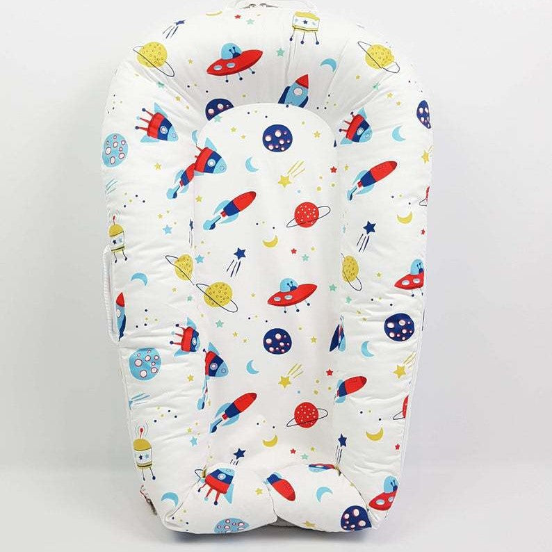 Nido Neonato Fantasia Spaziale – Lettino Portatile Morbido e Colorato