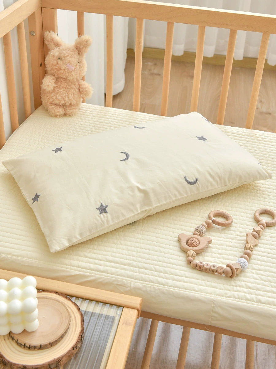 Cuscino Neonato 25×40 cm in Cotone con federa – Ricamo Luna e Stelle