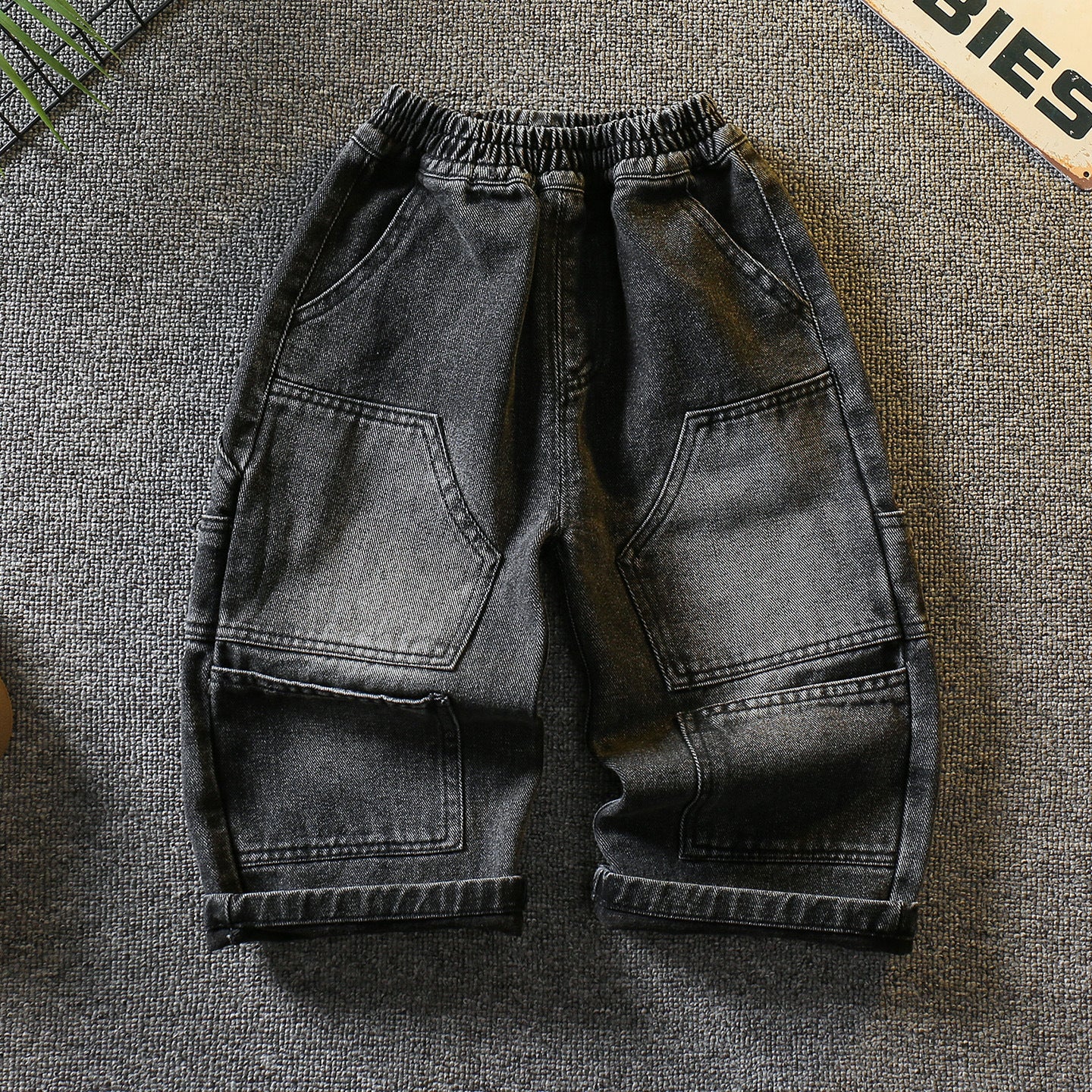 Set 3 pezzi bambino – Camicia a righe, gilet in ecopelle e jeans cargo neri