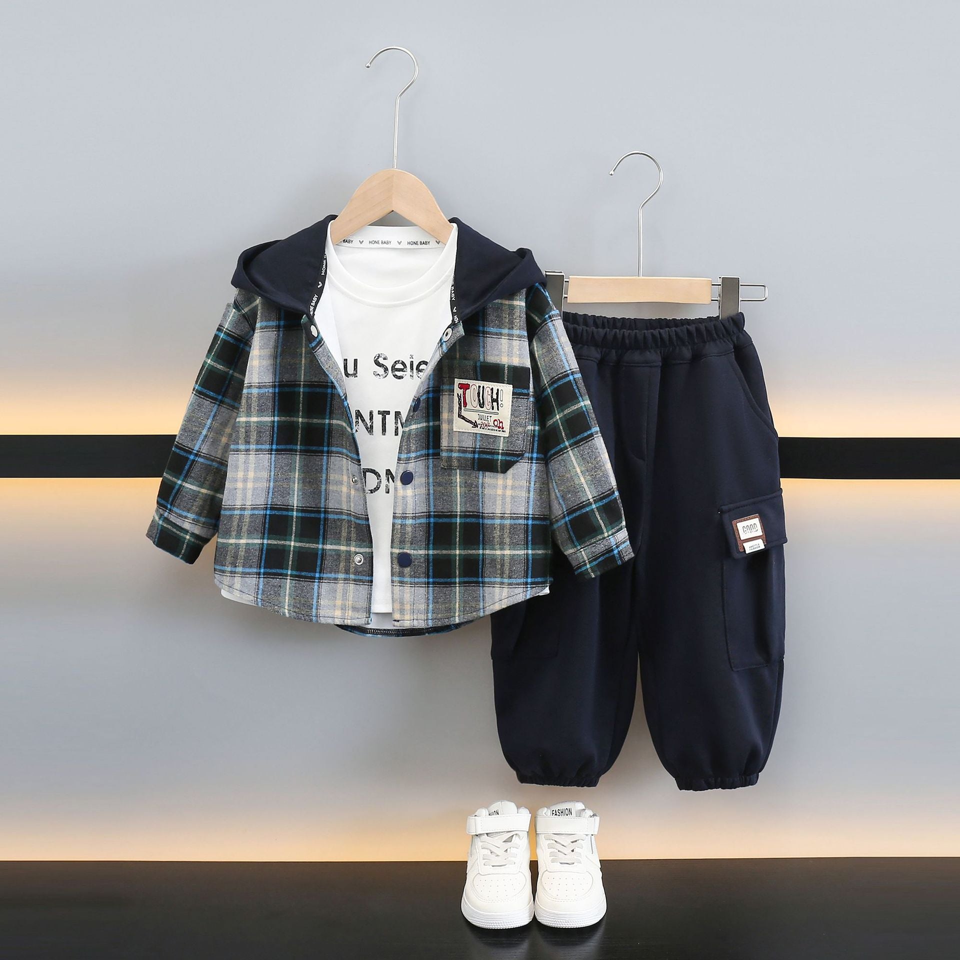 Completo bimbo 3 pezzi con camicia a quadri e pantaloni cargo – Blu Navy / Marrone