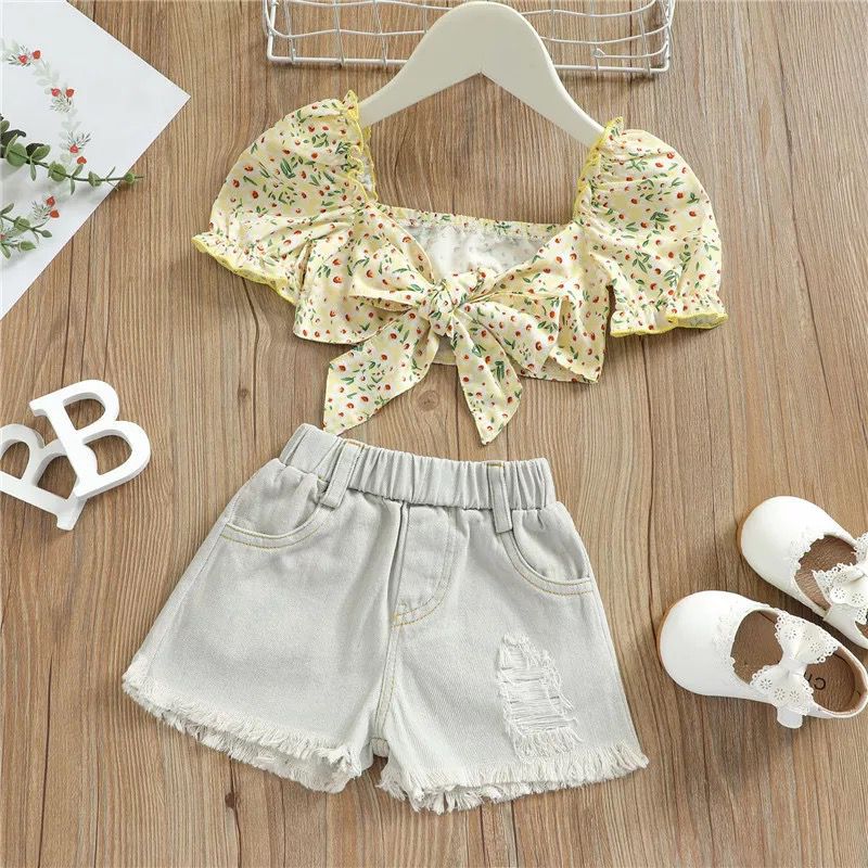 Set Estivo Bambina: Top a Fantasia Floreale e Shorts in Denim