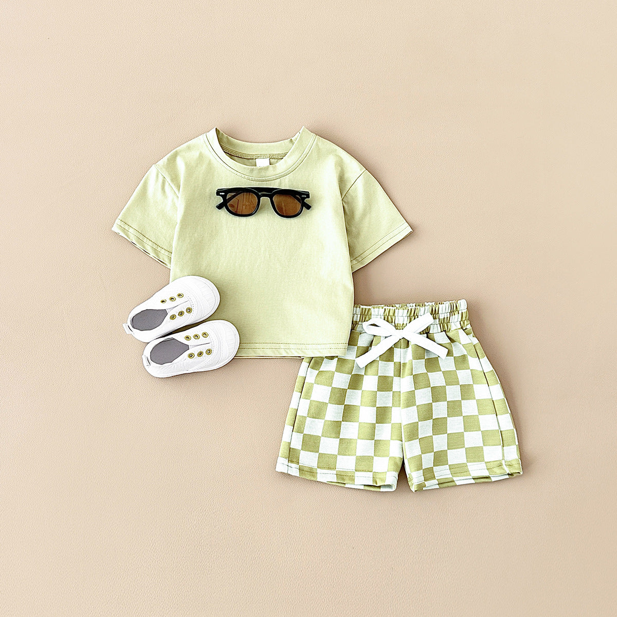 Completo Estivo Bambino  T-Shirt Monocolore e Shorts a Scacchi