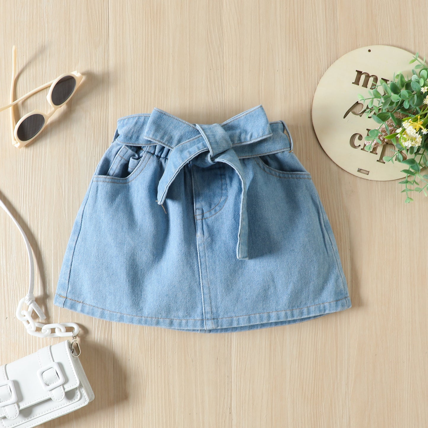 Completo Bimba  con Blusa Bianca Senza Maniche e Gonna in Denim