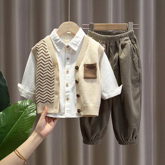 Completo bambino con gilet lavorato a maglia, camicia e pantaloni in velluto a coste