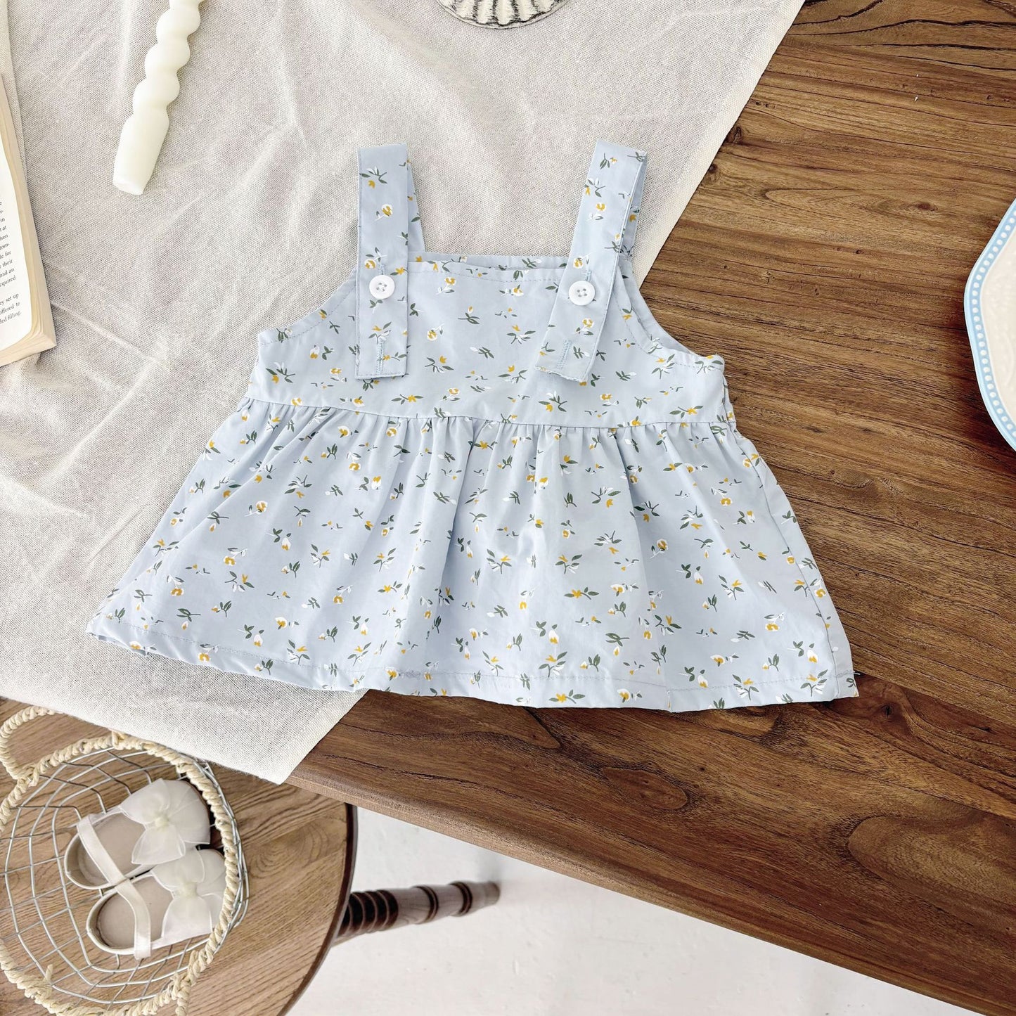 Completo bimba con salopette azzurra a fiori e body panna in tulle