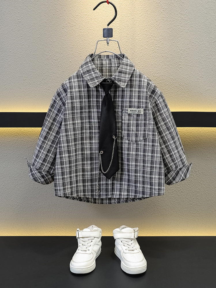 Completo bimbo con camicia a quadri, gilet grigio e cravatta decorativa