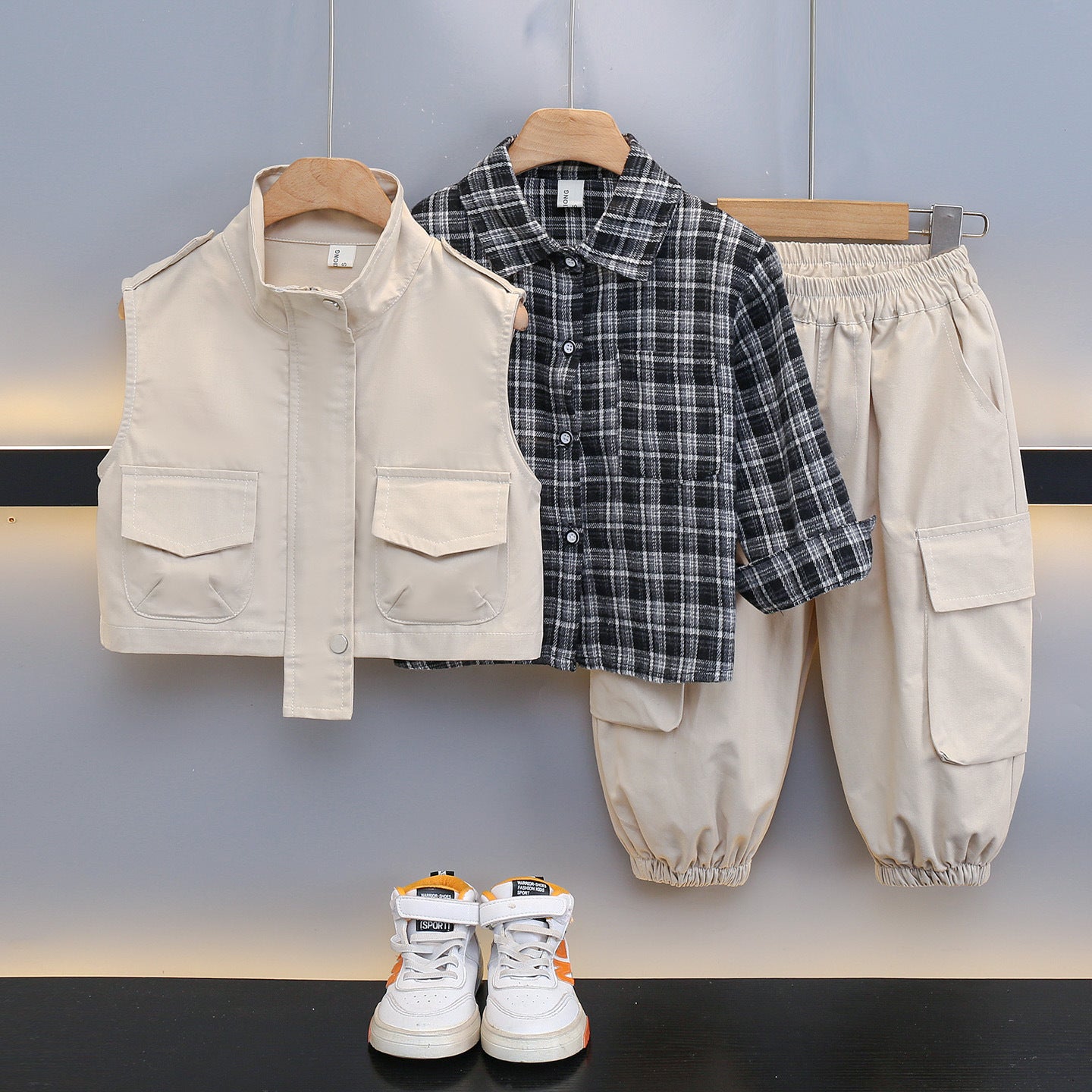 Set 3 pezzi bambino con gilet, camicia a quadri e pantaloni cargo