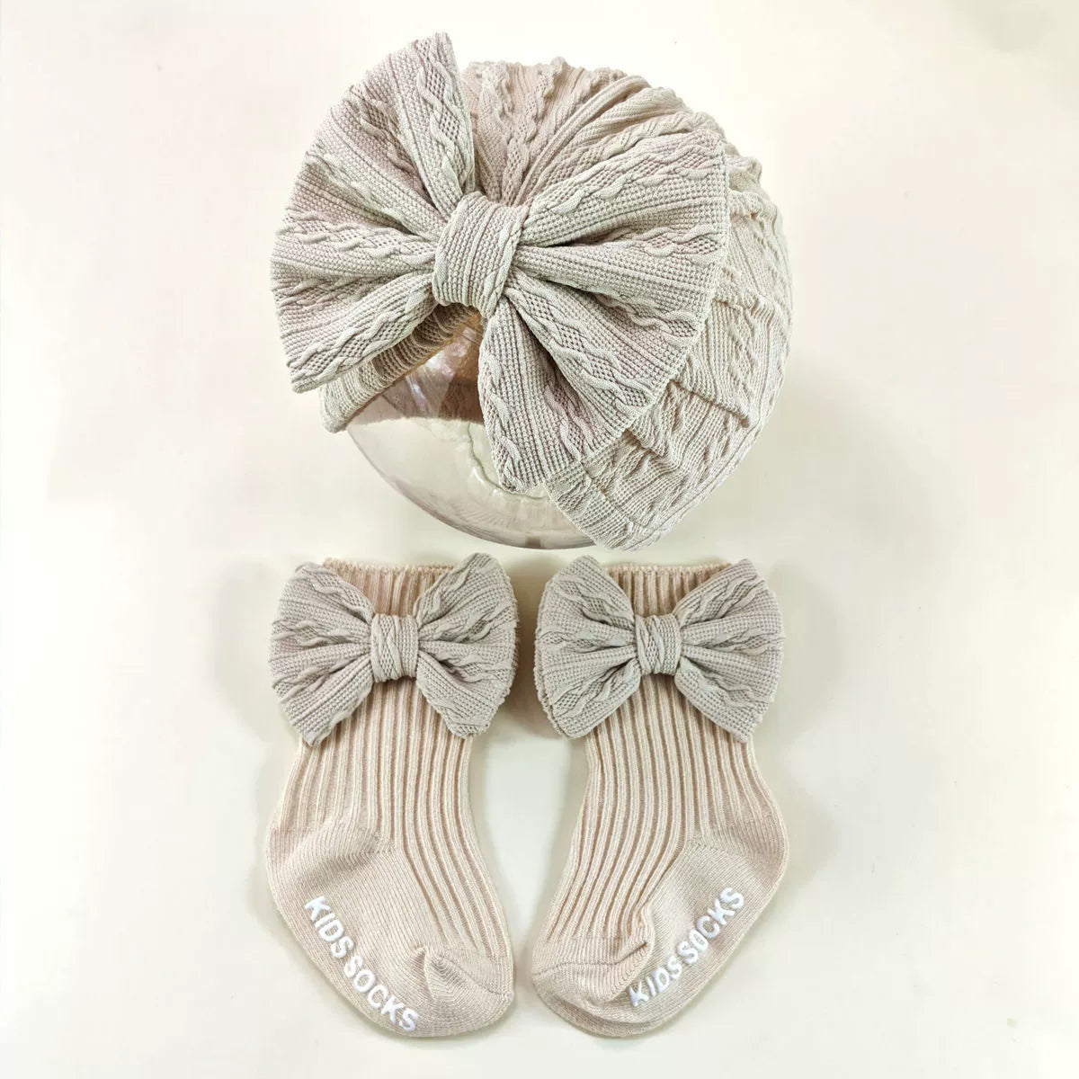 Set Cappellino + Calzini Fiocco – 0-6 mesi