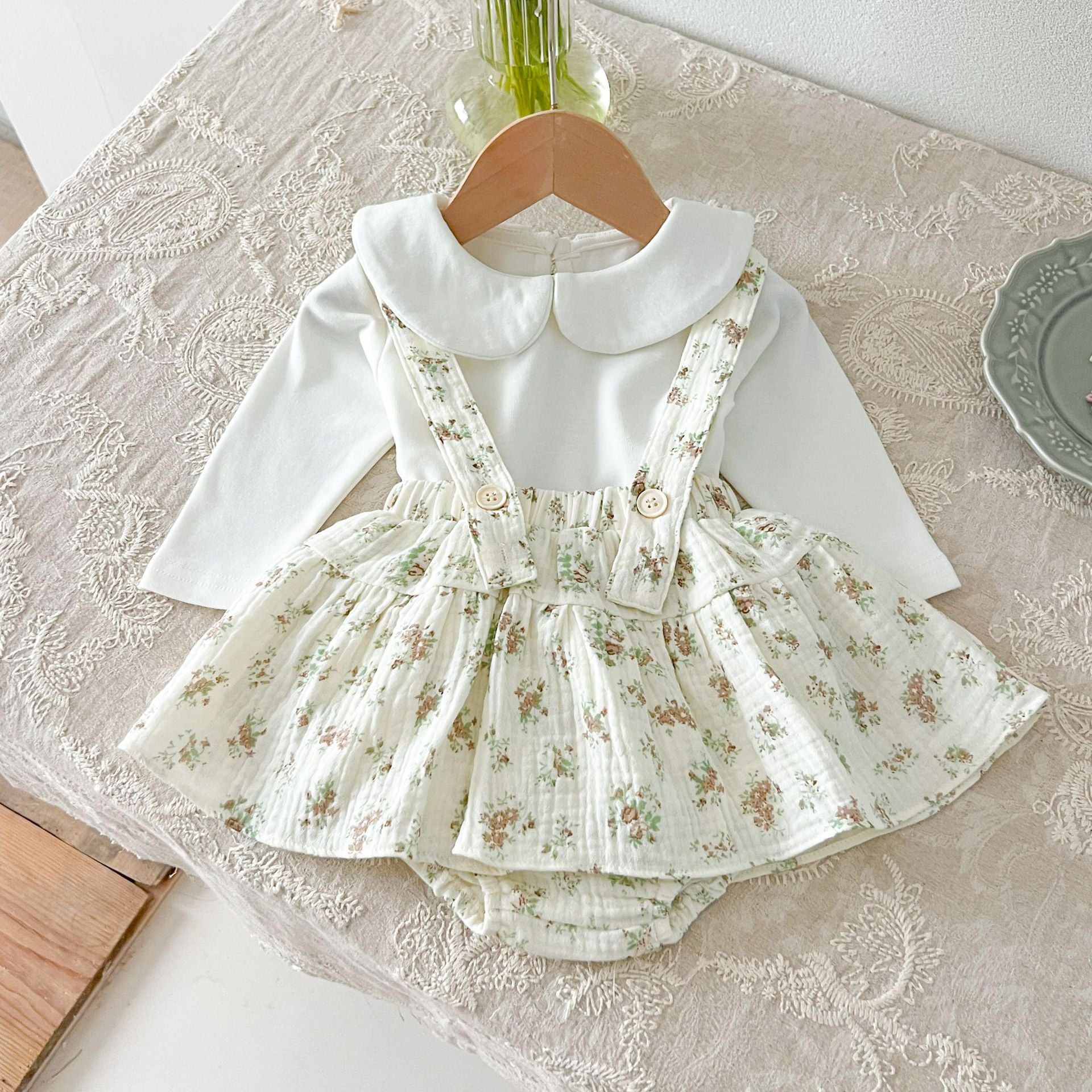 Completo bimba con salopette a fiori e camicia bianca – 3 pezzi