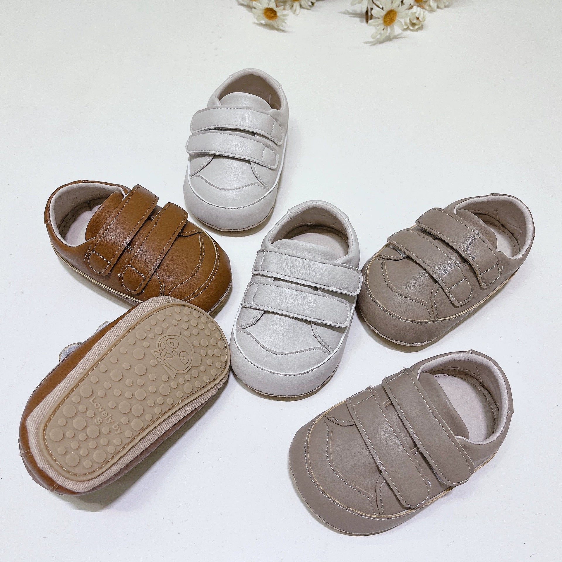 Scarpine  in ecopelle con chiusura a strappo antiscivolo