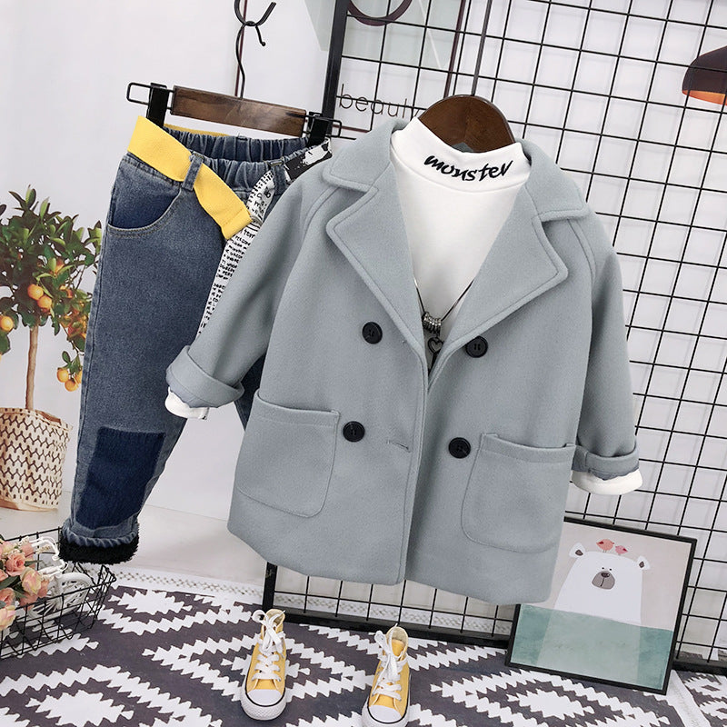 Completo Bambino Invernale 3 Pezzi – Cappotto Doppiopetto + Felpa Collo Alto + Jeans Elasticizzati