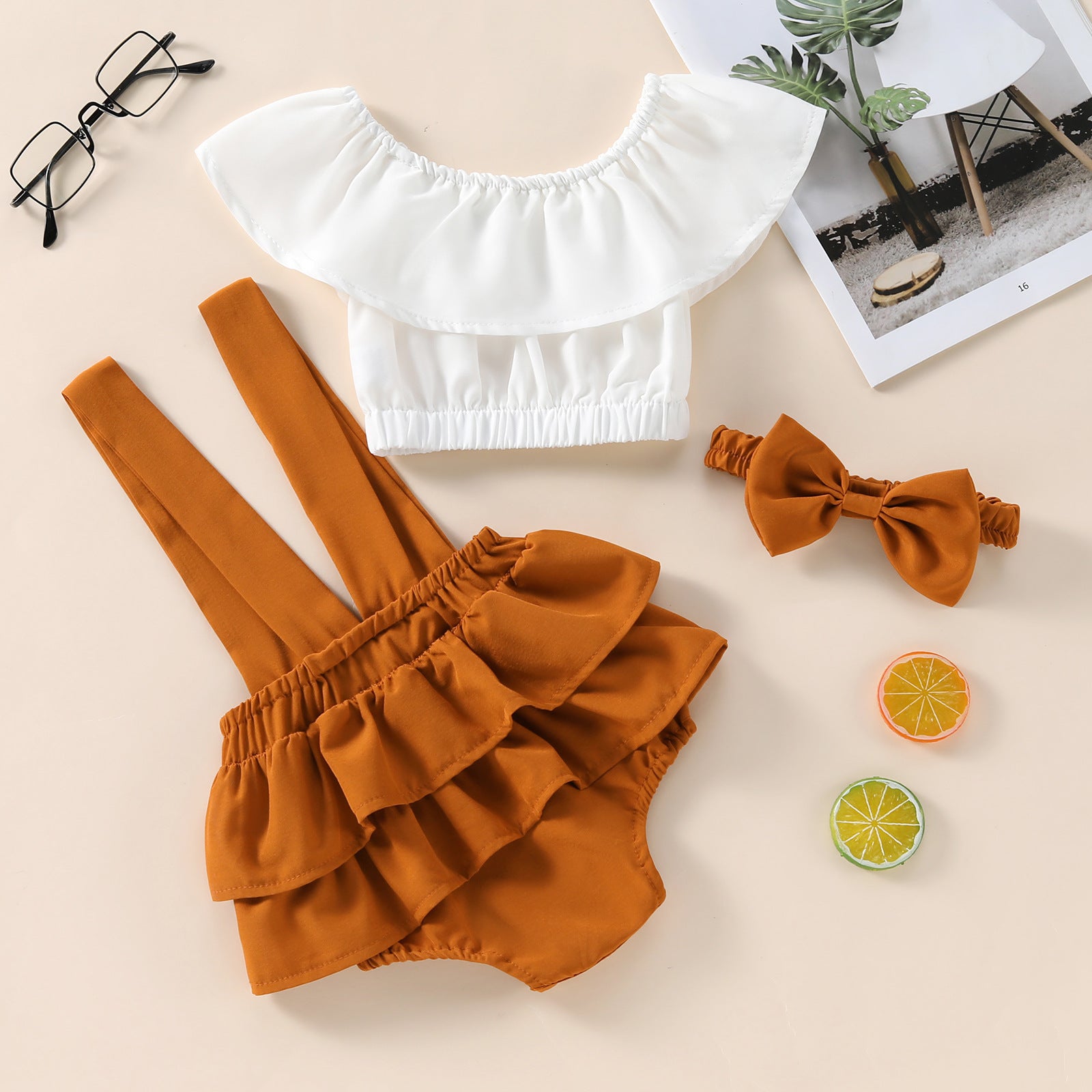 Completo Estivo 3 Pezzi Bimba – Top Bianco, Salopette Cognac e Fascia Fiocco