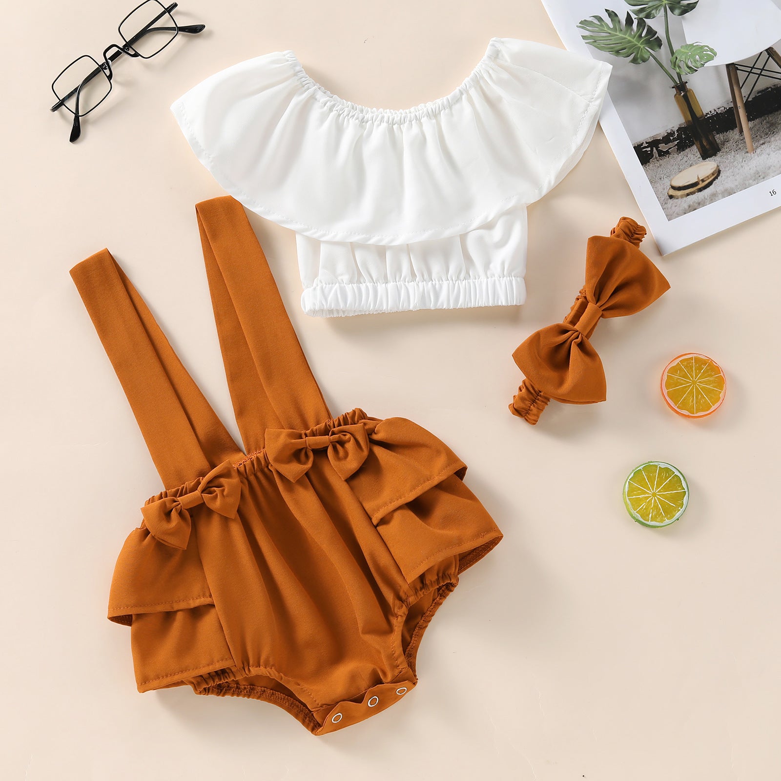 Completo Estivo 3 Pezzi Bimba – Top Bianco, Salopette Cognac e Fascia Fiocco