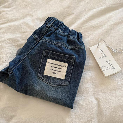 Jeans bambino in denim con strappo e tasca ricamata