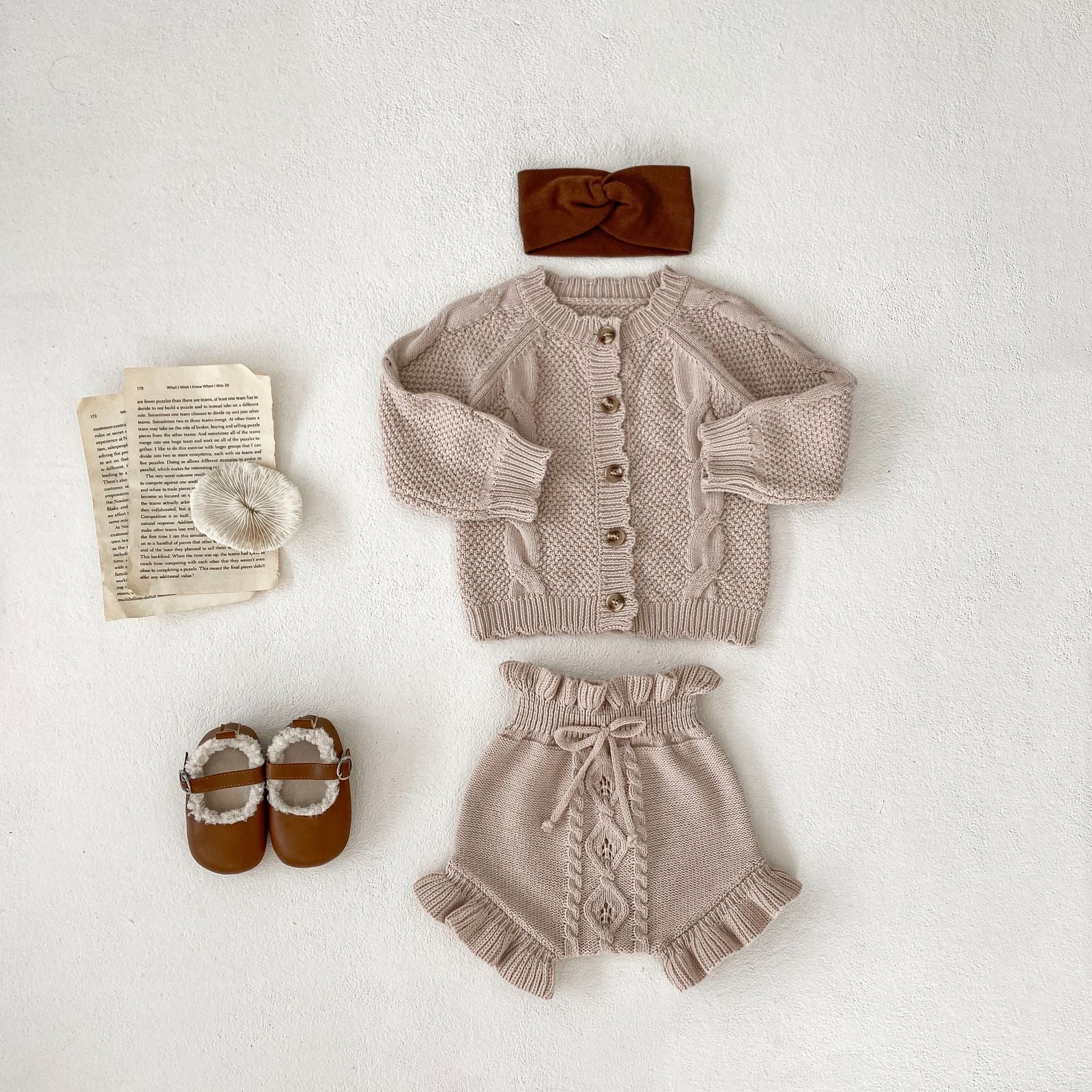 Completo Maglia Lavorata 2 Pezzi per Bambina – Cardigan e Shorts con Volant