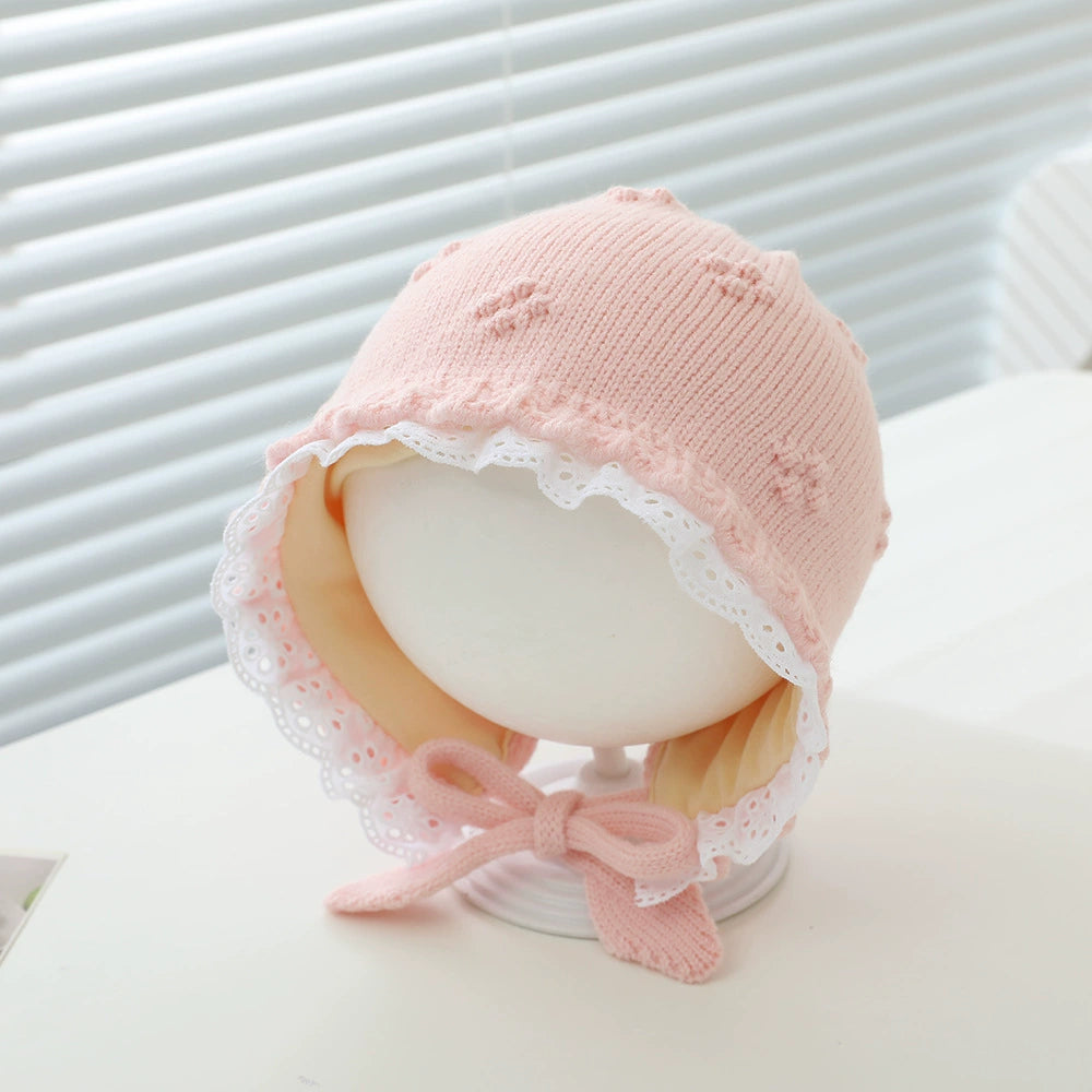 Cappellino Neonato in Maglia con Pizzo – Morbido, Caldo ed Elegante