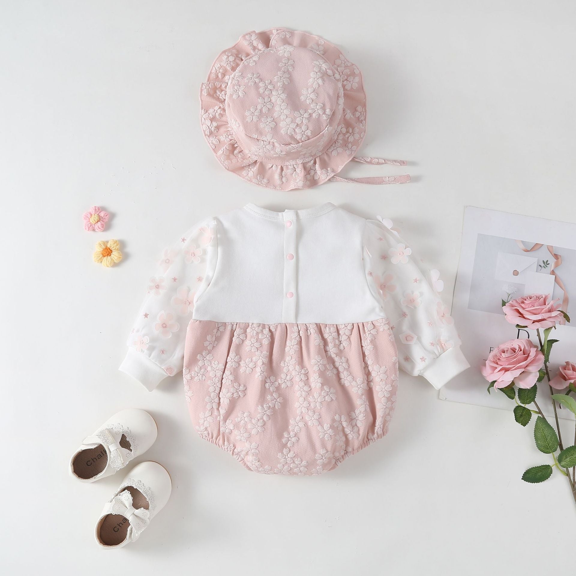 Pagliaccetto Neonata Elegante con Ricami Floreali e Fiocco