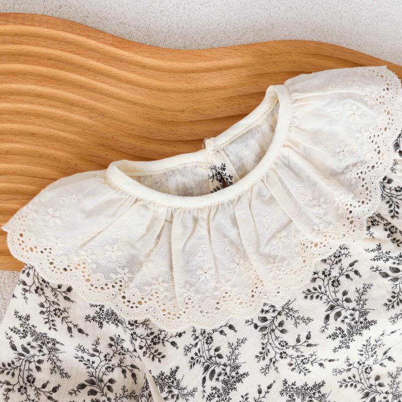 Completo bimba blusa floreale con colletto ricamato + salopette nera