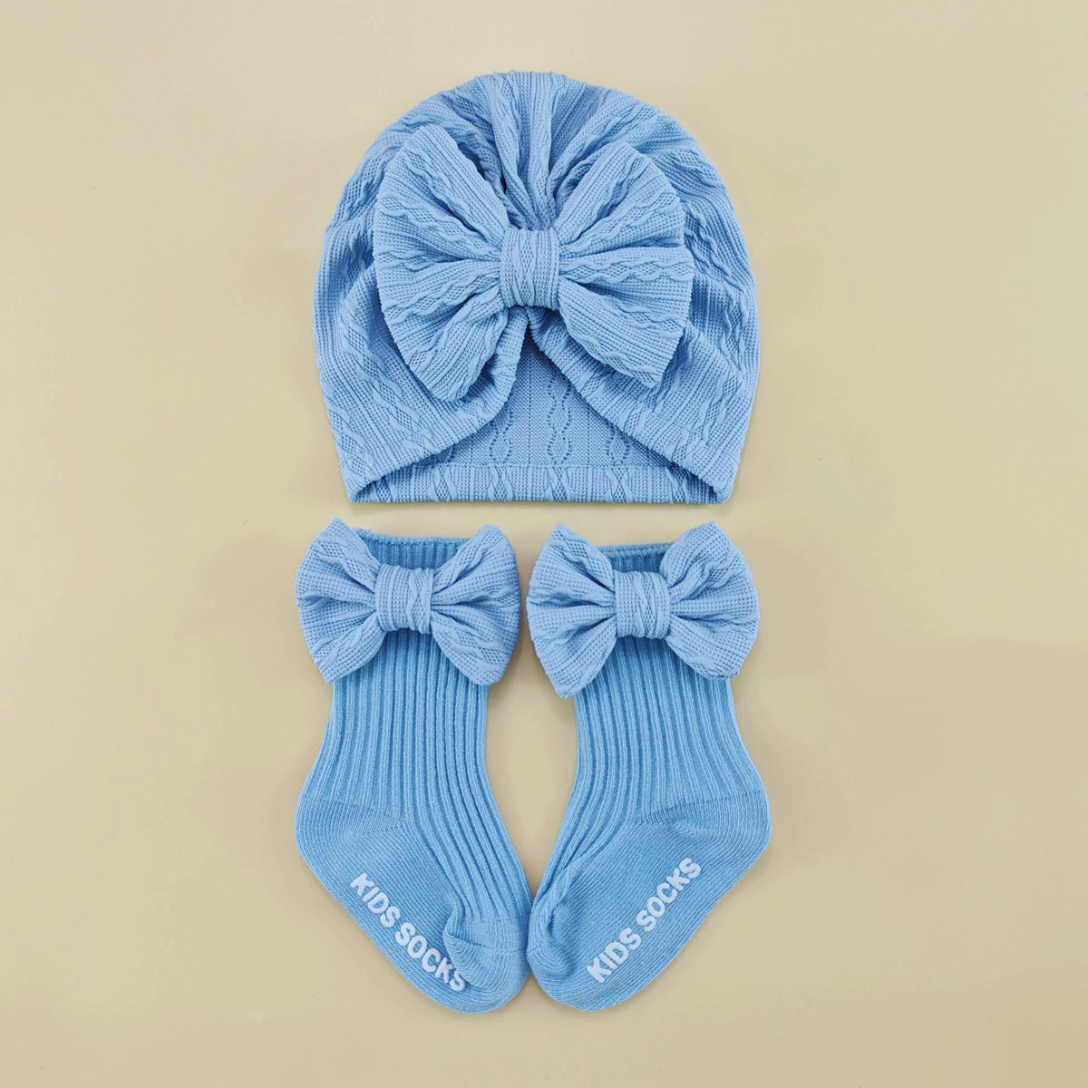 Set Cappellino + Calzini Fiocco – 0-6 mesi