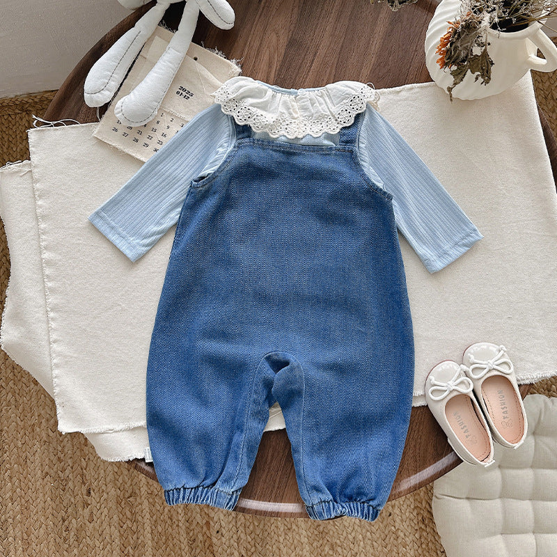 Completo bimba “Denim & Pizzo” – 2 pezzi: blusa azzurra con colletto ricamato e salopette in jeans