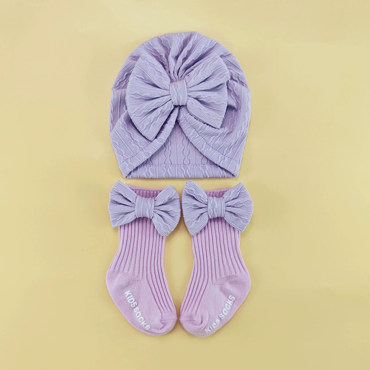 Set Cappellino + Calzini Fiocco – 0-6 mesi