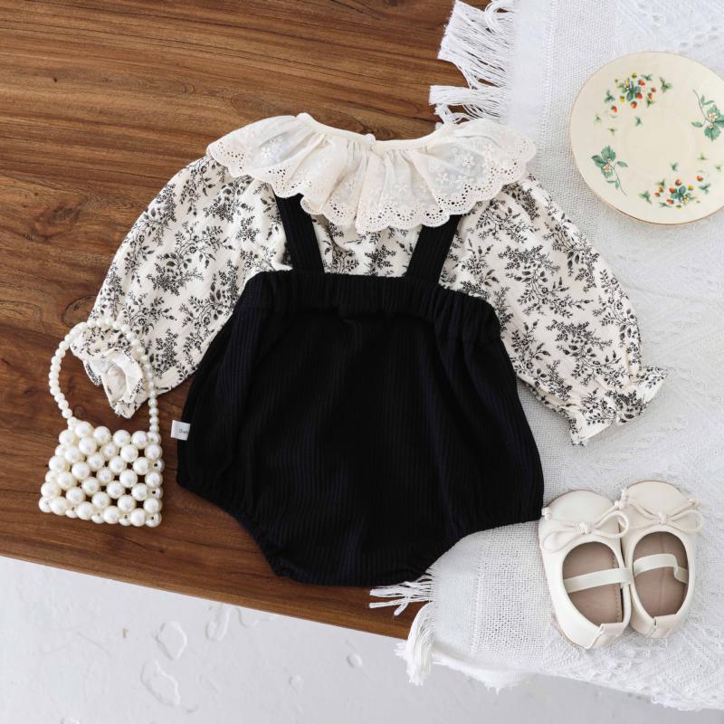 Completo bimba blusa floreale con colletto ricamato + salopette nera