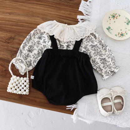 Completo bimba blusa floreale con colletto ricamato + salopette nera