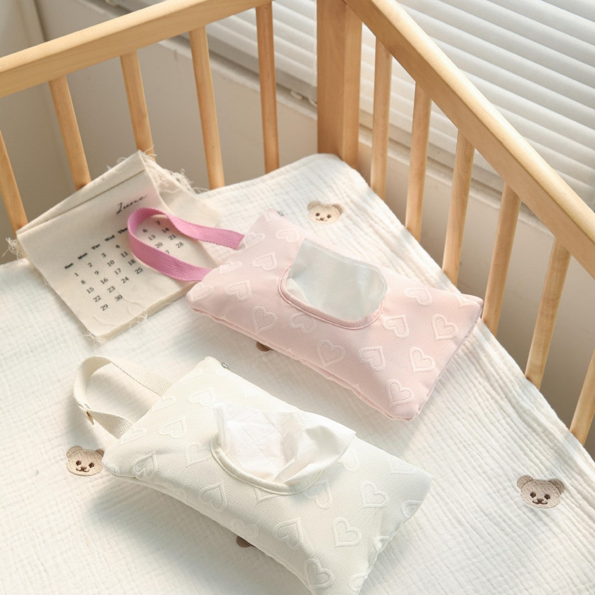 Porta Salviette da Viaggio in Tessuto – Con Manico, Cuori in Rilievo, Rosa o Bianco