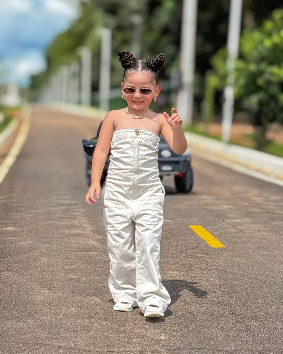 Tuta Elegante Bambina – Jumpsuit Bianca con Dettagli Bottoni