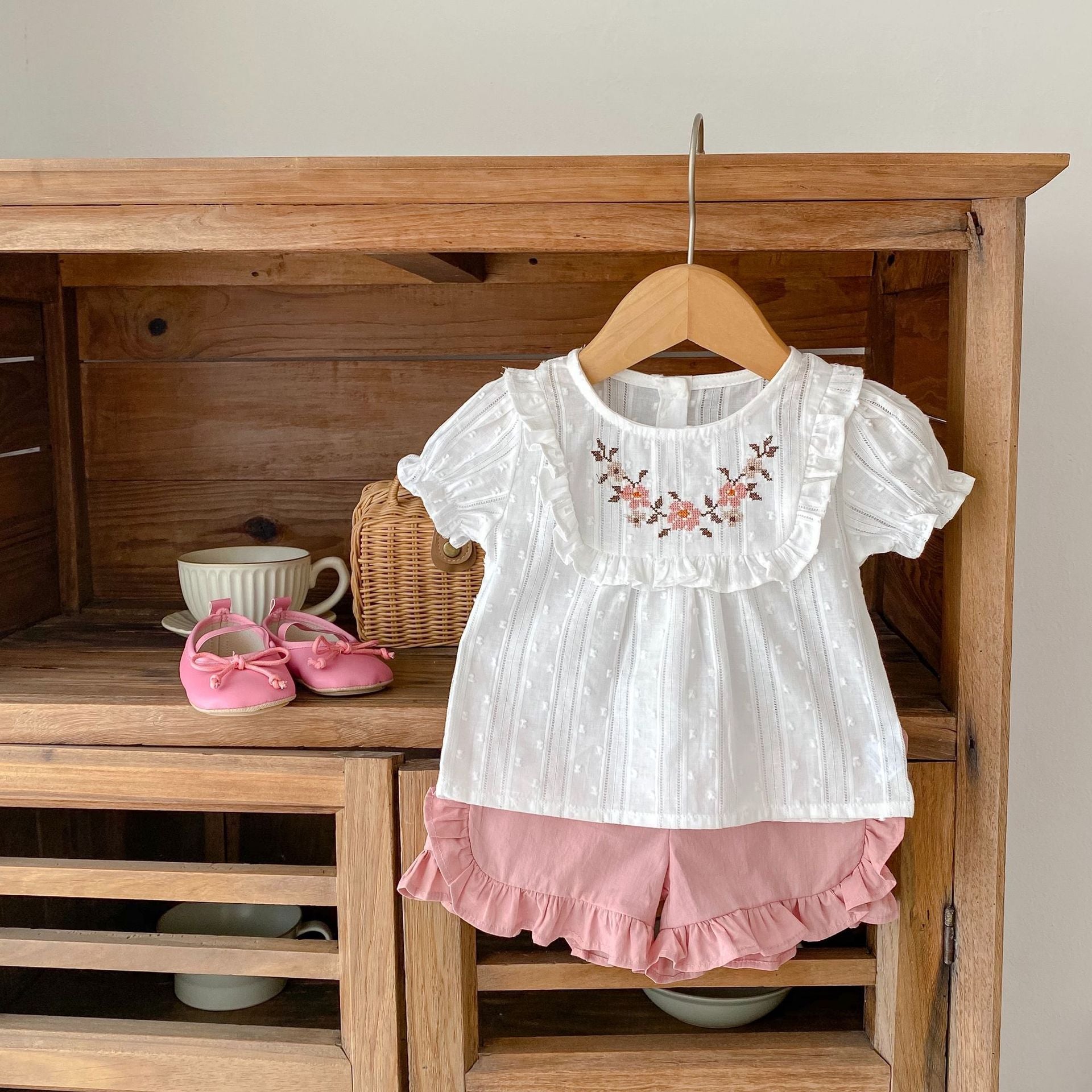 Completo Neonata/ Bimba Ricamato – Top Bianco & Shorts Rosa con Volant
