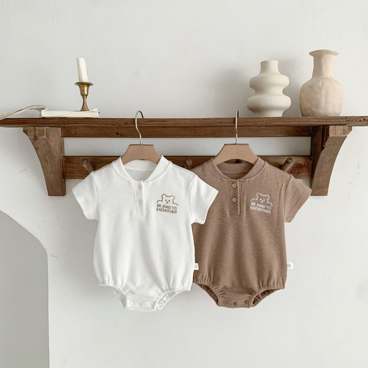 Body estivo unisex in cotone waffle con scritta “Be Kind To Each Other”