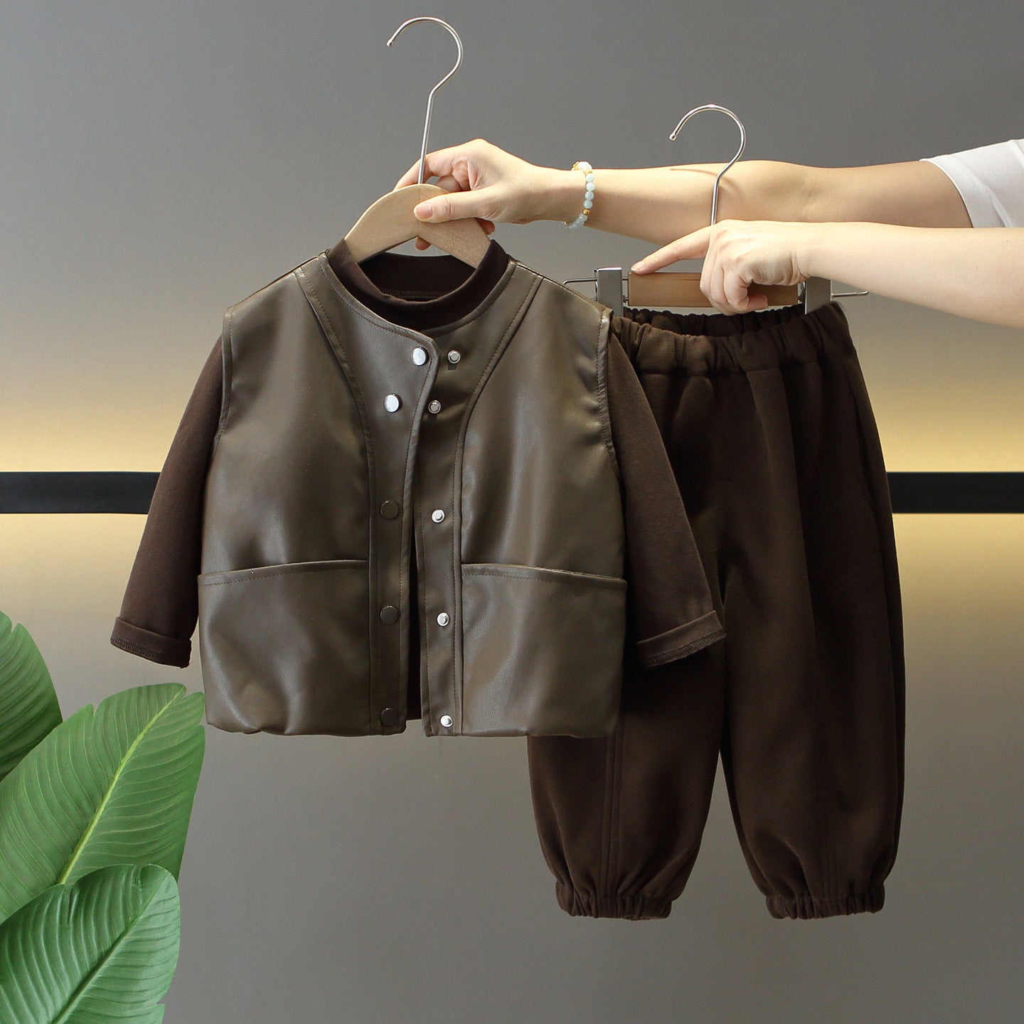 Completo bimbo 3  pezzi con gilet in ecopelle e pantaloni – Varianti nero e marrone