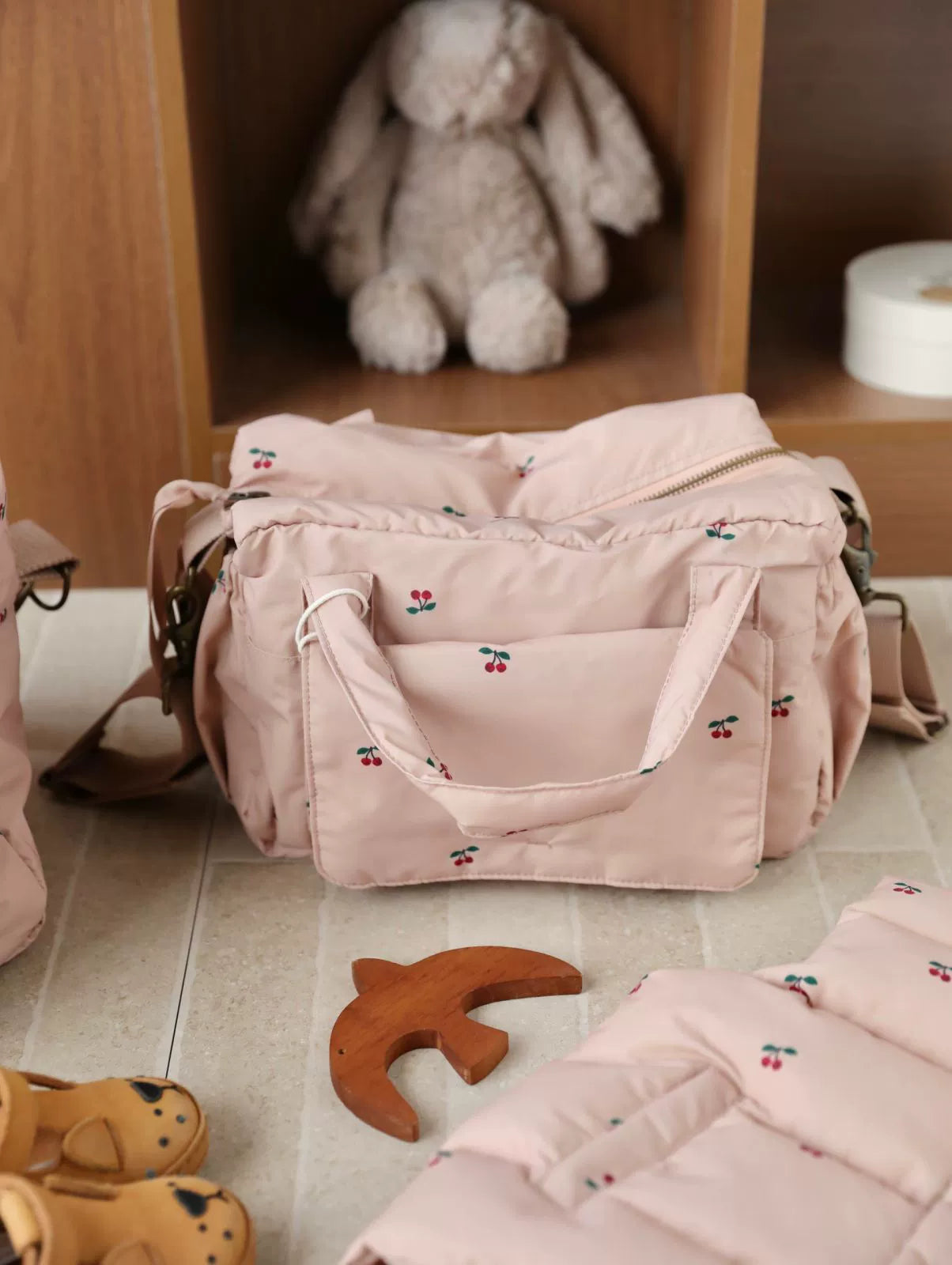 Borsa Fasciatoio Mamma in Tessuto Impermeabile Fantasia Ciliegie Rosa Cipria