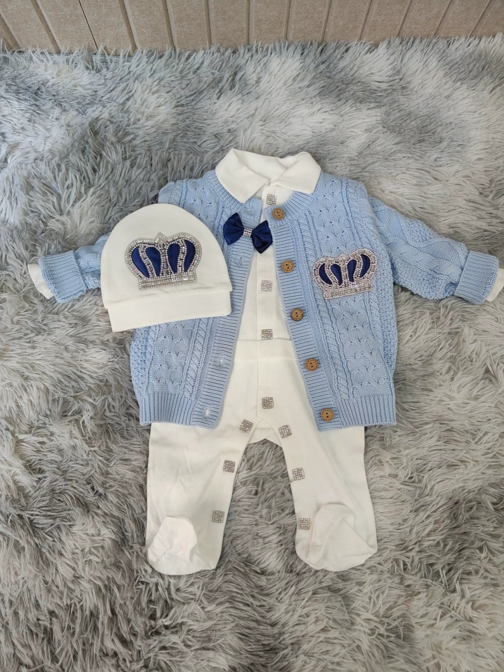 Completo Neonato Elegante 3 Pezzi – Azzurro con Corona