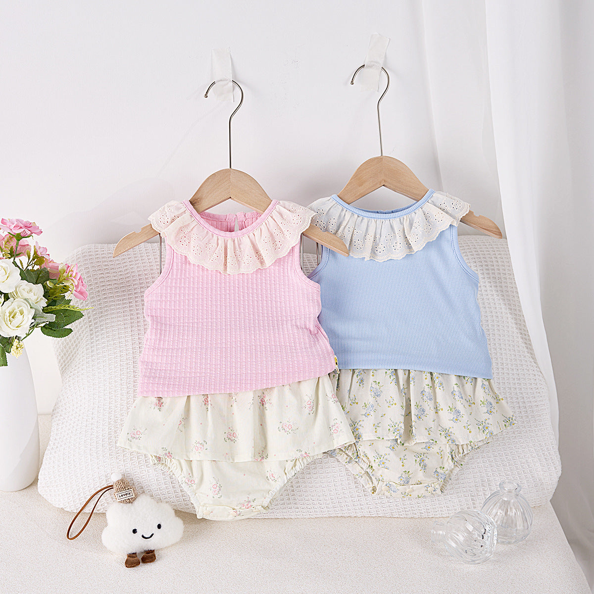 Completino Estivo Neonata/ BImba 2 Pezzi – Top con Volant Ricamato e Bloomers a Fiori