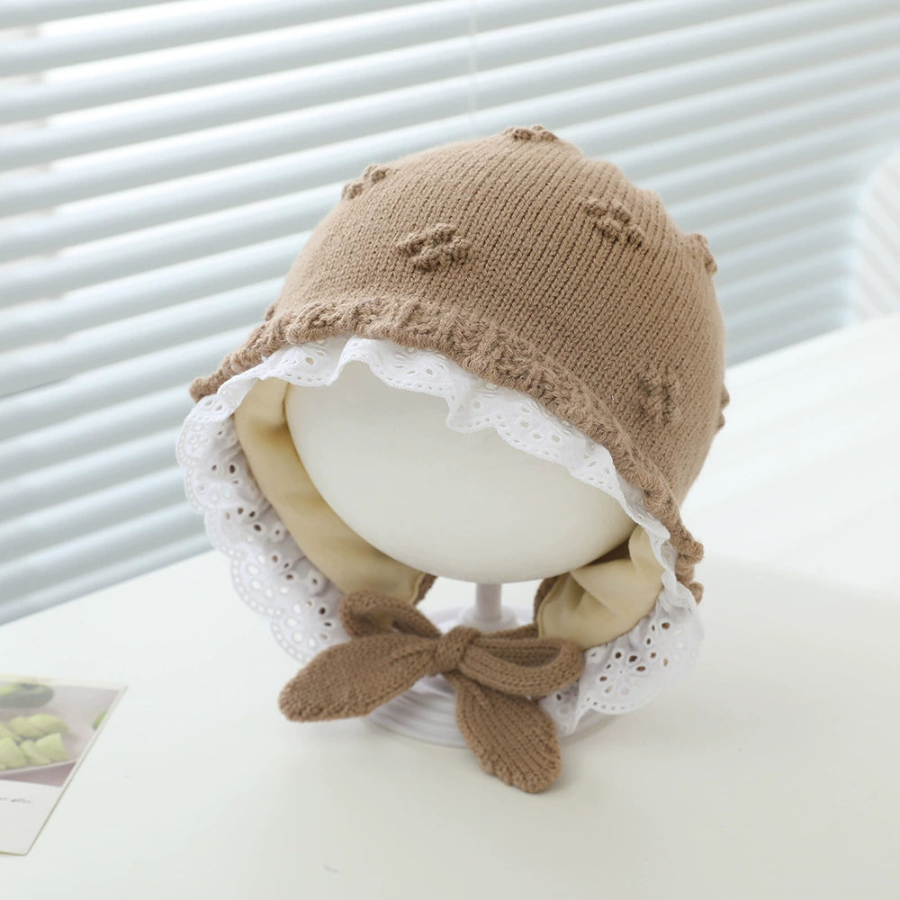 Cappellino Neonato in Maglia con Pizzo – Morbido, Caldo ed Elegante