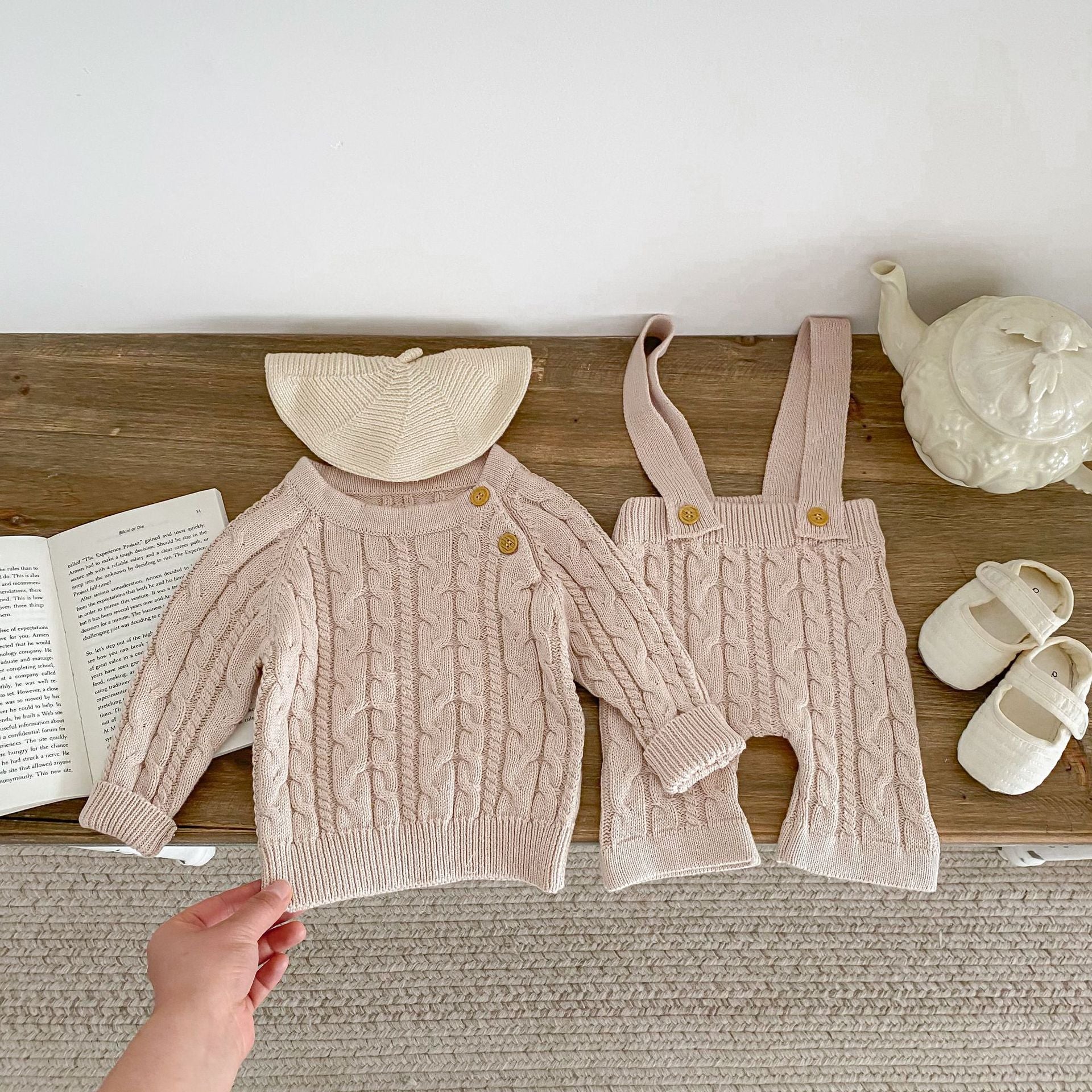 Tutina Salopette  in maglia intrecciata con bretelle