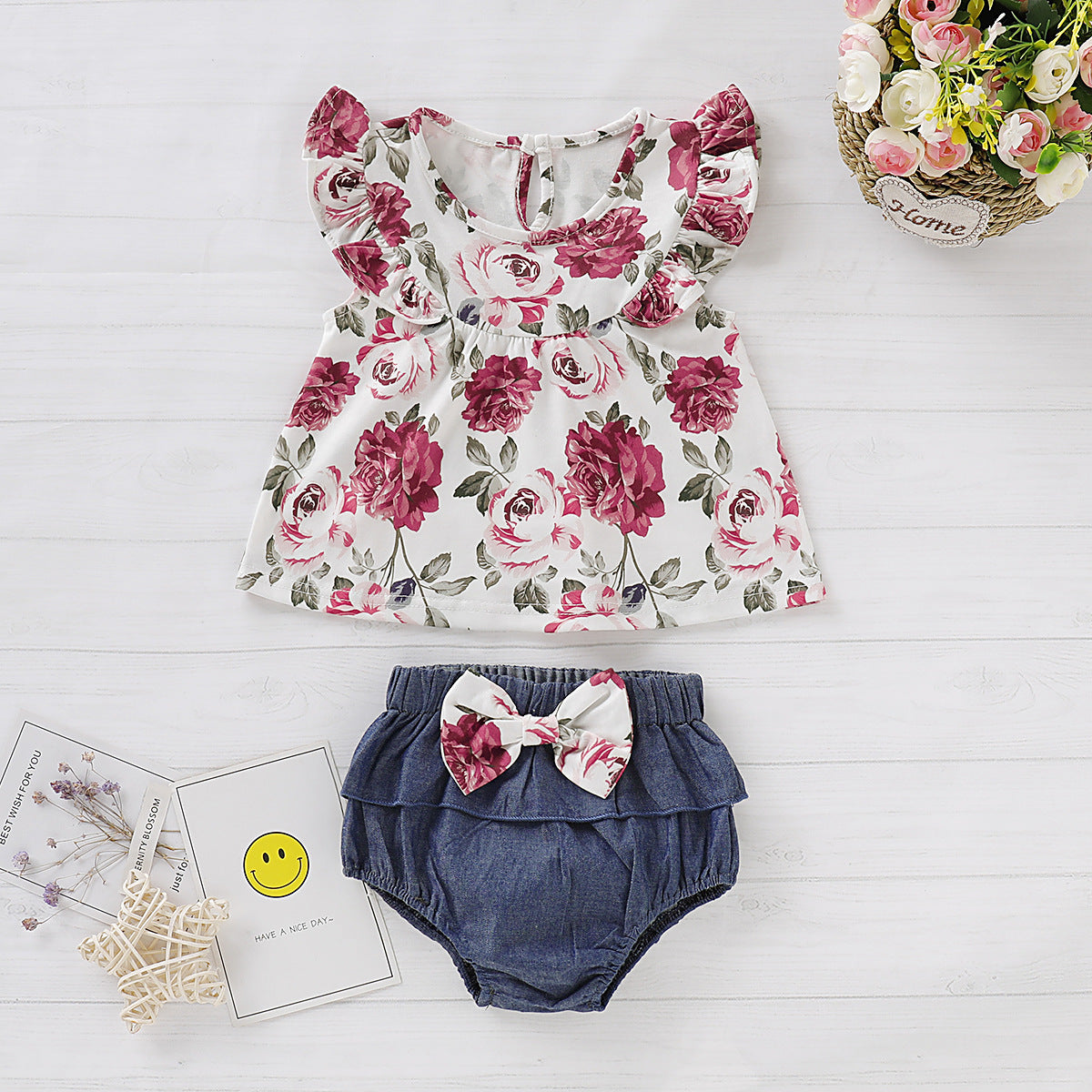 Maglietta con Rose e Culotte in Denim con Fiocco