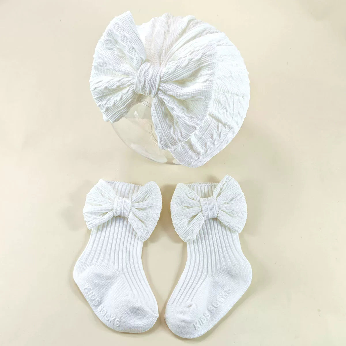 Set Cappellino + Calzini Fiocco – 0-6 mesi