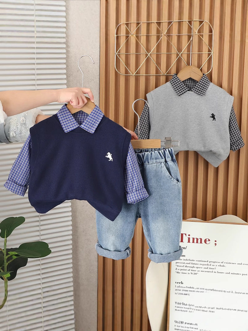 Completo Bambino Elegante: Camicia a Quadri con Gilet e Jeans Chiari