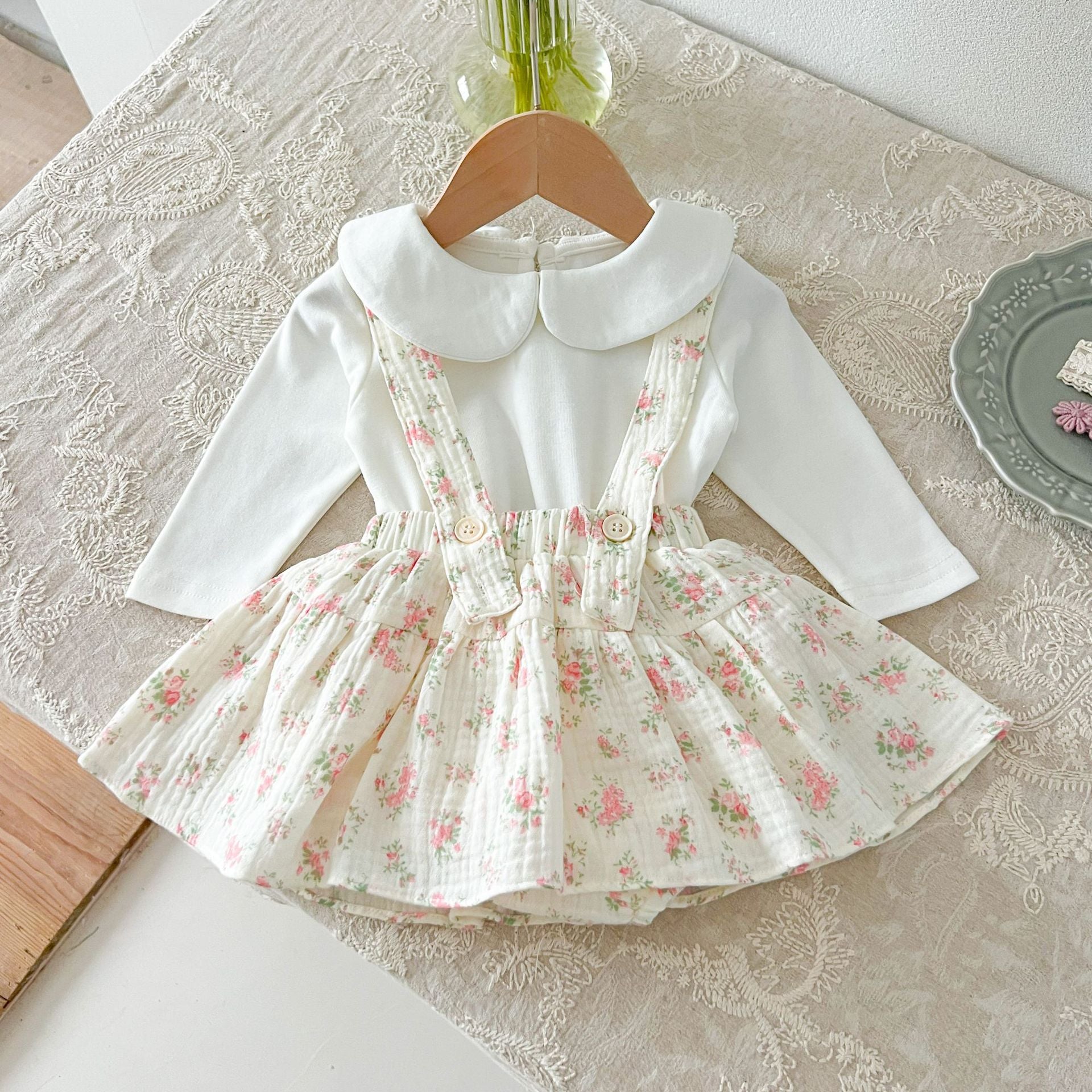 Completo bimba con salopette a fiori e camicia bianca – 3 pezzi