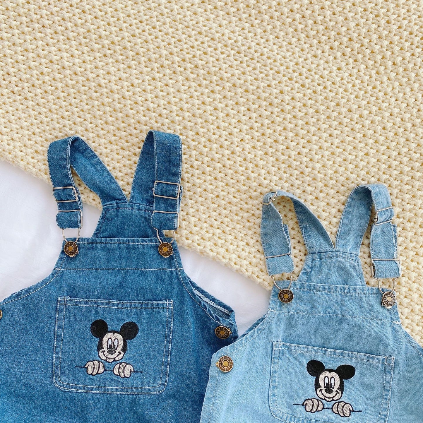 Salopette Neonato in Denim - Design Unisex con Ricamo Topolino