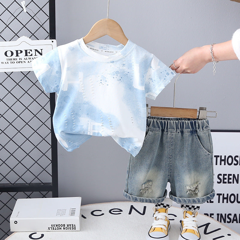 Completo Estivo Bimbo – T-shirt Celeste Astratta e Shorts in Denim