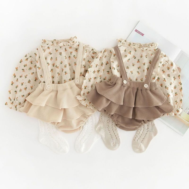 Completo 3 Pezzi Neonata – Blusa a Fiori, Bloomers con Bretelle e Calze con Fiocco