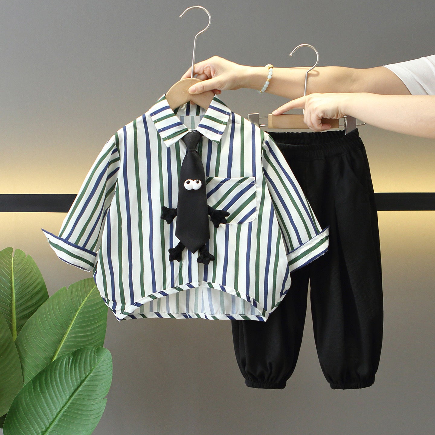 Completo bambino  2 pezzi – Camicia a righe con cravatta giocattolo e pantaloni neri